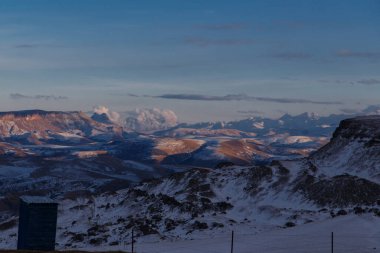Gün batımı ışınlarında katmanlı kayalar. Bermamyt platosundan görüntü. Karachay-Cêess Cumhuriyeti, Rusya