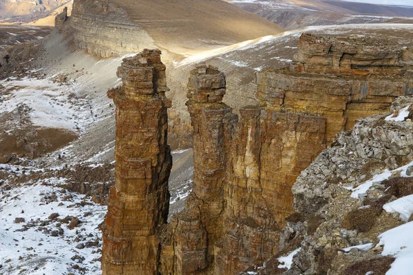 Kışın Maly Bermamyt platosunda taş sütunlar