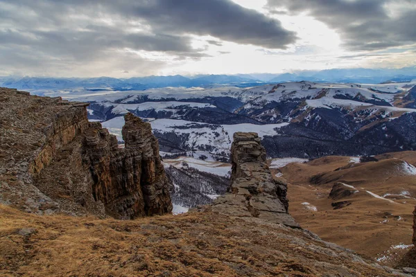 Bermamyt platosunda taş sütunlar