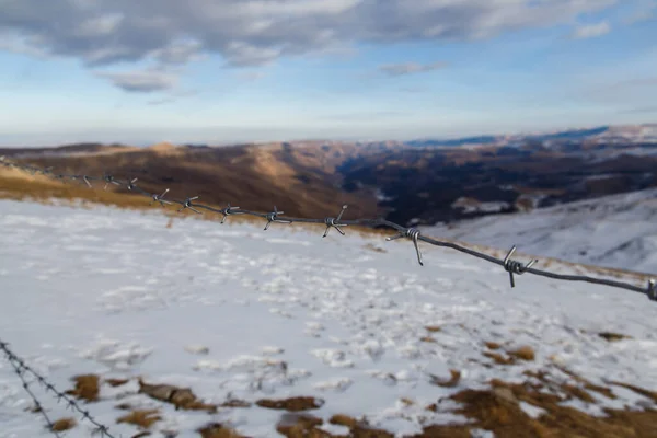 Dağların bulanık arka planında dikenli teller. Bermamyt platosundan görüntü. Karachay-Cêess Cumhuriyeti, Rusya