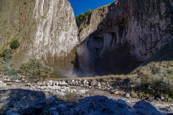 Güneşli bir günde kayadan şelale çıkıyor.