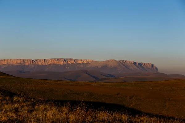 Gün batımında dağdaki yaylaların kayaları