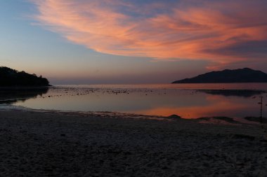 Denizde gün batımı alçak gelgitte