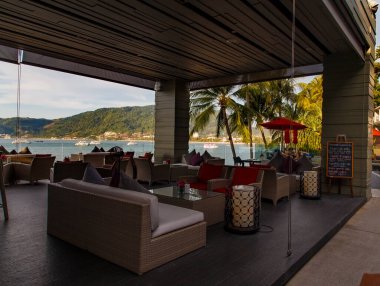 Sanatta bir kafe Deniz kıyısında yeni bir stil