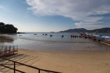 Kumsal ve tekne iskelesi yakında.