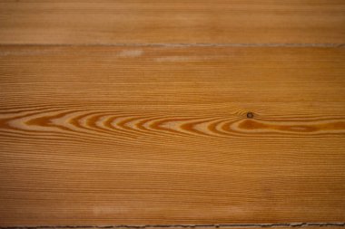 Duvar renksiz varislerle kaplı karaçam kalaslarından yapılmıştır.