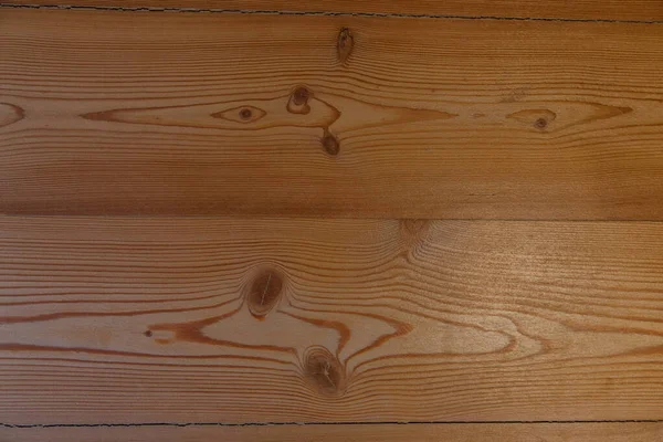 Duvar renksiz varislerle kaplı karaçam kalaslarından yapılmıştır.