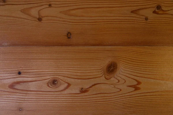 Duvar renksiz varislerle kaplı karaçam kalaslarından yapılmıştır.