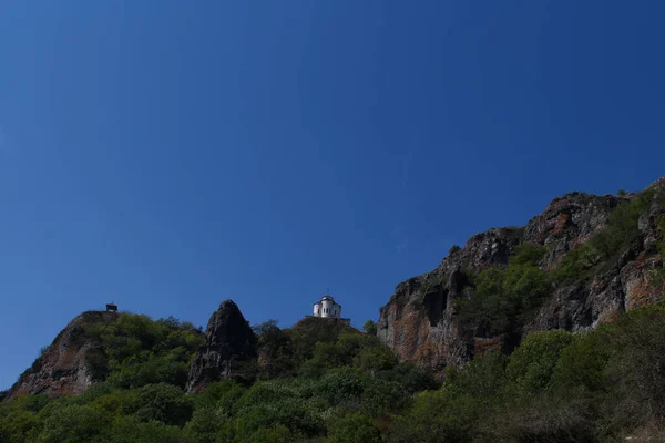 Dağların arkasına taştan yapılmış küçük bir Hristiyan kilisesi.