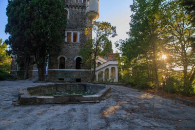 Albay Kvitko 'nun Sochi' deki terk edilmiş evi. Malikanenin ön cephesi gün batımı ışınlarıyla aydınlatılıyor.