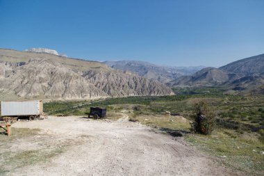 Yol işçileri için bir karavan ve üzerinde 2014 yazıtları olan bir araba.