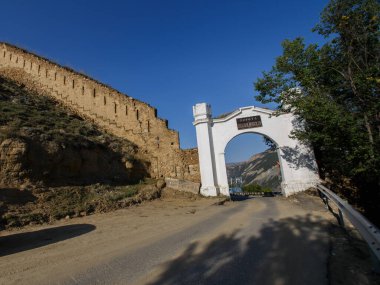 Gunib köyündeki Shamil 'in Kapısı. - Rusya. Dağıstan. 