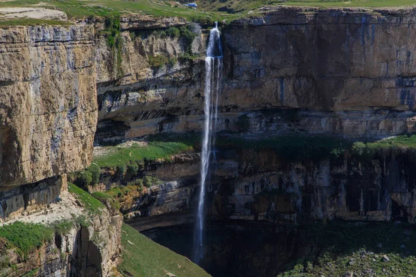 Kafkasya Dağlarında Tobot Şelalesi (Dağıstan)
