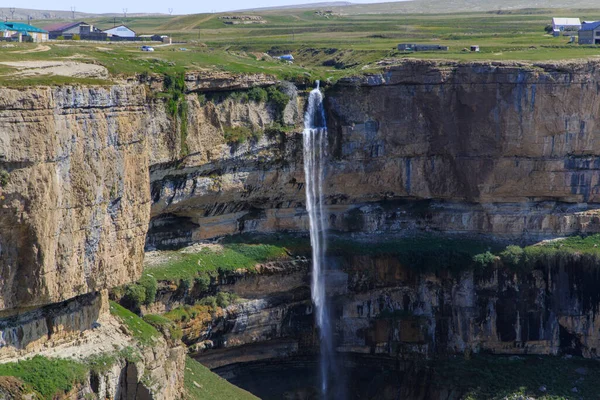Kafkasya Dağlarında Tobot Şelalesi (Dağıstan)