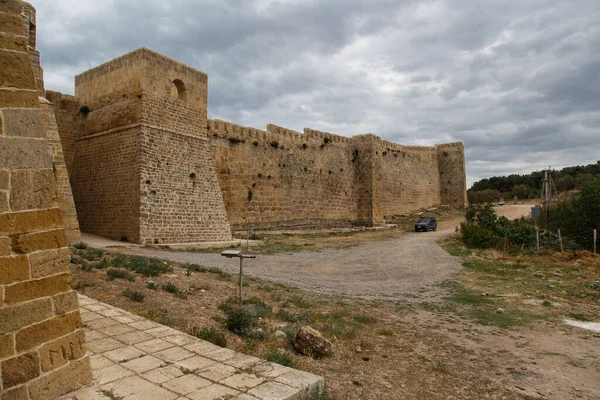 Derbent 'teki Naryn Kala kalesinin duvarları. Septemb