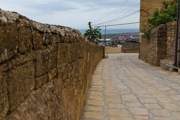Kale duvarının arkasındaki eski şehir Derbent. Eylül 2020