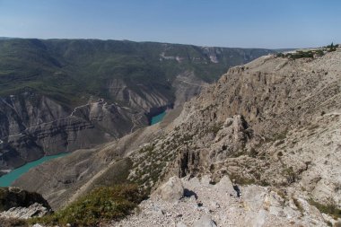Gri kayalar, yeşil tepeler. Turkuaz nehri vadinin dibinden akıyor..