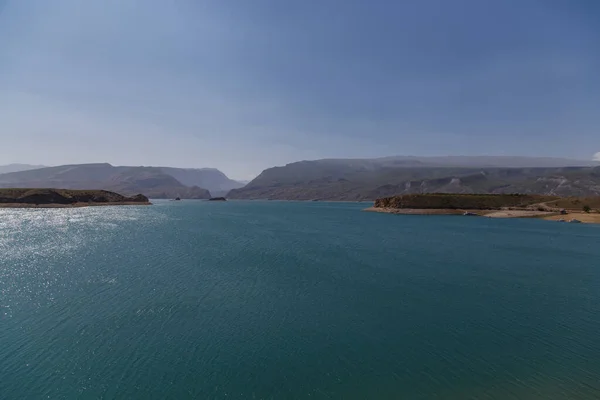 Kıyıdan dağ gölü manzarası