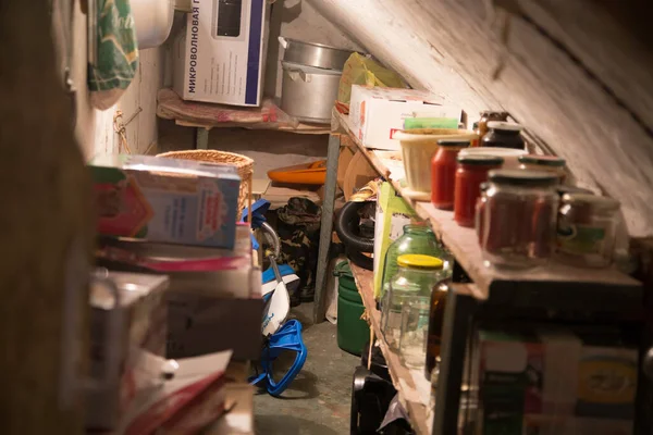 Çatının altındaki depoda küçük bir dairede.