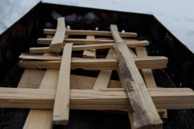 Izgarada ateş yakmak için kuyunun yanına odun parçaları bırakılmış.