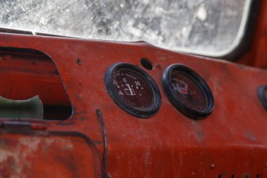 Eski harap olmuş paslı arazi aracı.