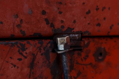 Oyuğunda kilit olan kirli bir cıvata.