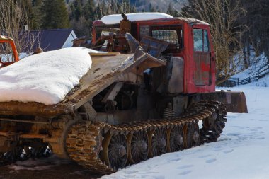 Eski paslı bir sürüngen traktörü.