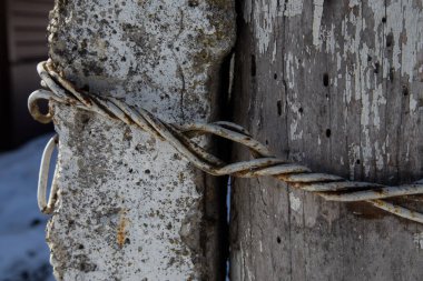 Kalın kablo direği tutuyor.