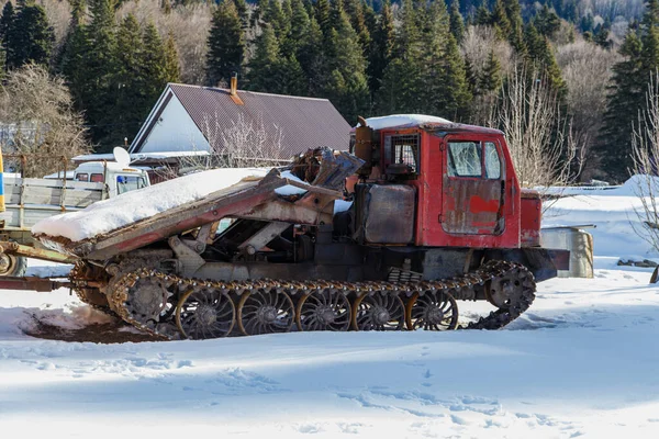 Eski paslı bir sürüngen traktörü.