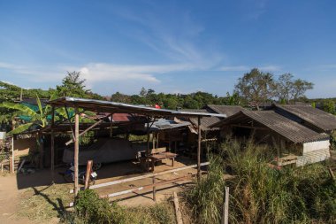 Tipik Tayland köy binaları kütüklerden ve tahtadan yapılmıştır.