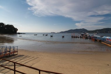 Geleneksel Tayland uzun tekneleri için demirleme