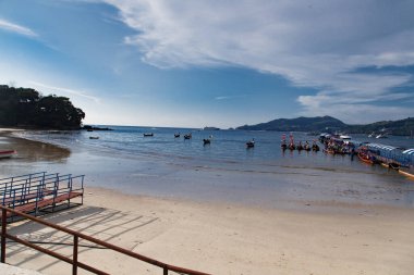 Geleneksel Tayland uzun tekneleri için demirleme