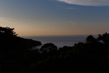 Tepenin tepesinden göl manzarası