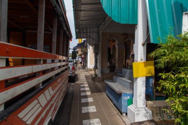 Güneşli bir günde Phuket sokakları