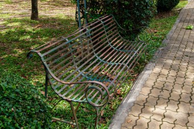 Rama IX Park 'ta paslı bir bank. Phuket. Tayland