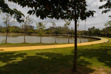 Rama IX Parkı 'ndaki gölün etrafındaki patika.