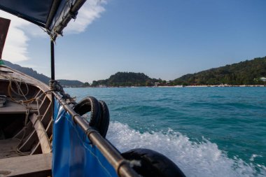 Phi Phi Don Adası kıyısı manzaralı.