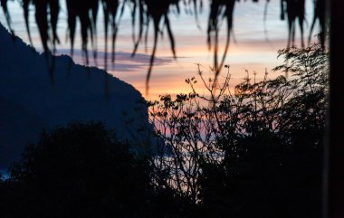 Bungalovdan gün batımı görünümü