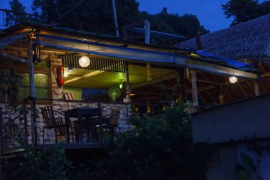 Phi Phi Don Adası 'ndaki otel kafesinin içinde.