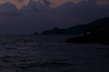 Güneş ufukta bulutlu bir gökyüzünde battı.