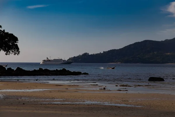 Yolcu gemisi Phuket Körfezi 'ne giriyor.