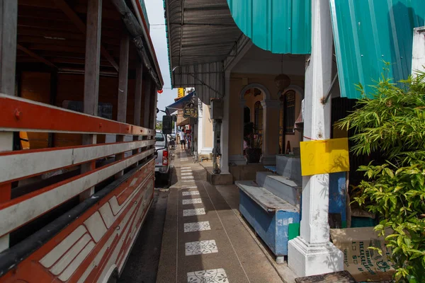 Güneşli bir günde Phuket sokakları