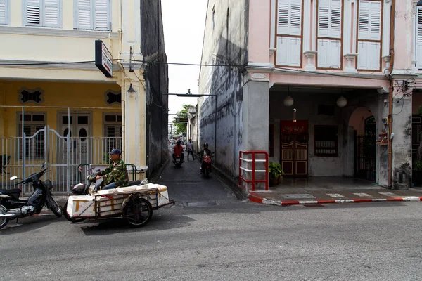 Güneşli bir günde Phuket sokakları