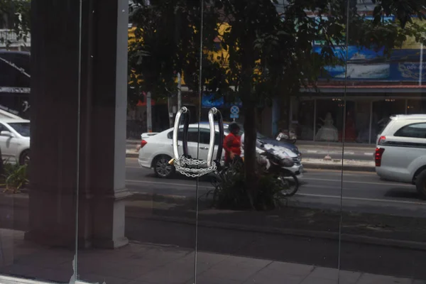 Krom zincir ve kilit ile kapatılmış cam kapılar.