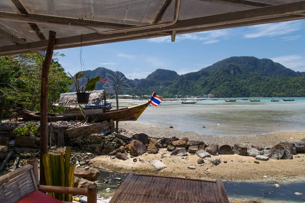 Sahildeki Cafe 'den Loh Dalum Sahili manzarası
