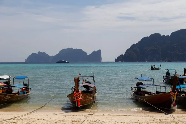 Phi Phi Don Adası 'nın kumlu sahillerinde tekneler