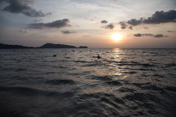 İnsanlar akşam denizinde yıkanır. 