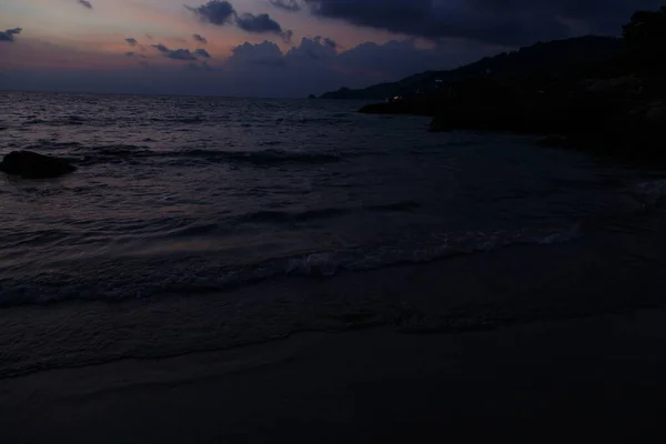 Güneş ufukta bulutlu bir gökyüzünde battı.