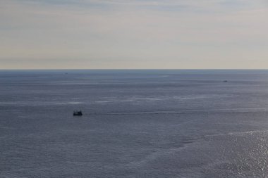 Gemi sakin bir denizde yelken açar.