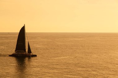 Günbatımında yelkenli